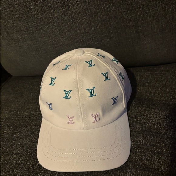 L White Garment Hat - Picture 1 of 2